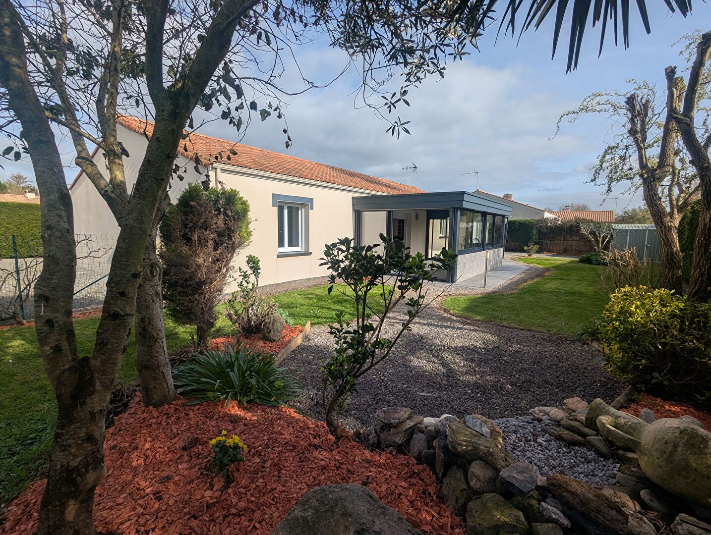 COMMEQUIERS Maison plain-pied 2008, 140m² environ, 4 chambres, avec jardin et garage – COMMEQUIERS