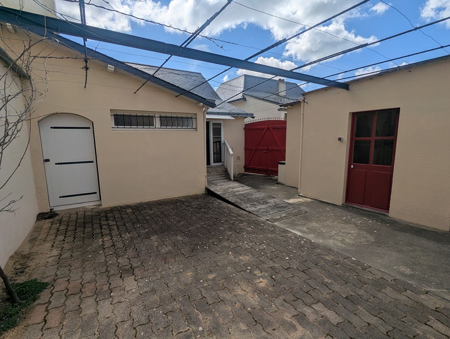 SAINT-JEAN-DE-MONTS Maison 49m², 2 chambres, cour, cave et dépendances.