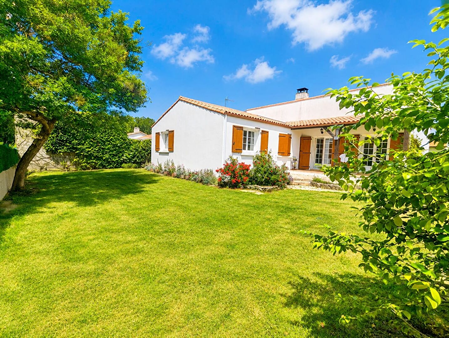 EXCLUSIVITE! CHALLANS Maison 108m2, 3 chambres, jardin, garage et abri voiture.