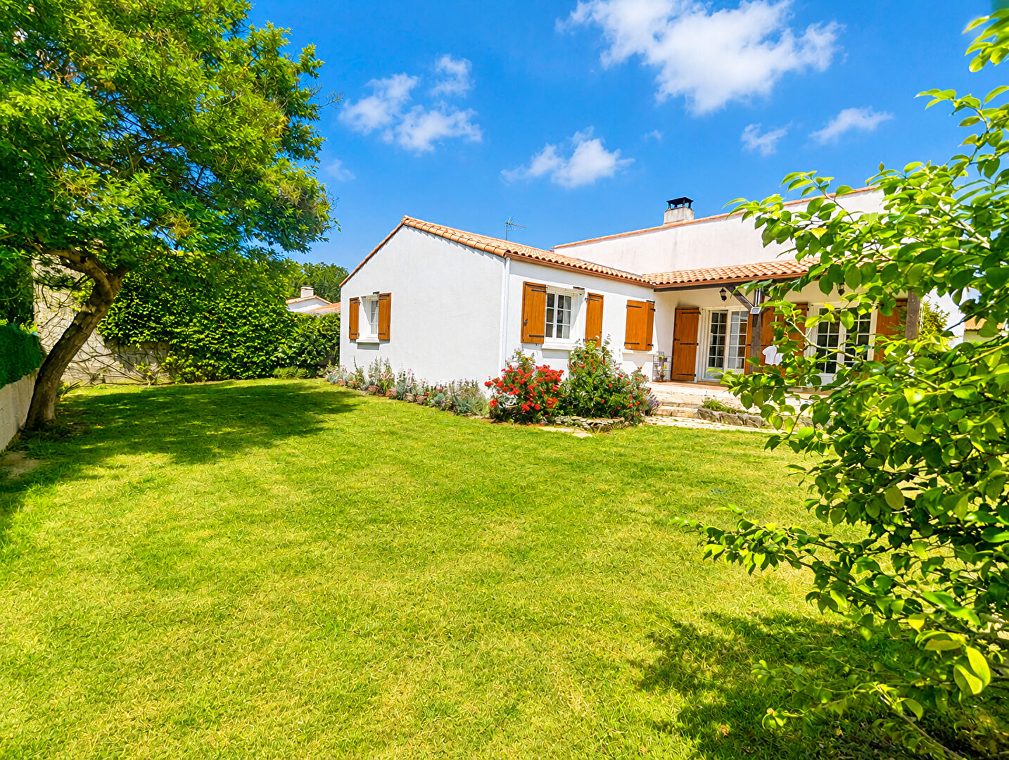 EXCLUSIVITE! CHALLANS Maison 108m2, 3 chambres, jardin, garage et abri voiture.