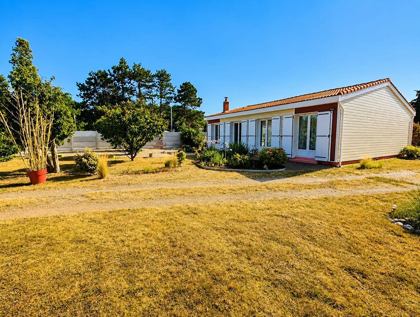 Challans Maison plain-pied 102m² environ, 3 chambres, jardin et dépendances.