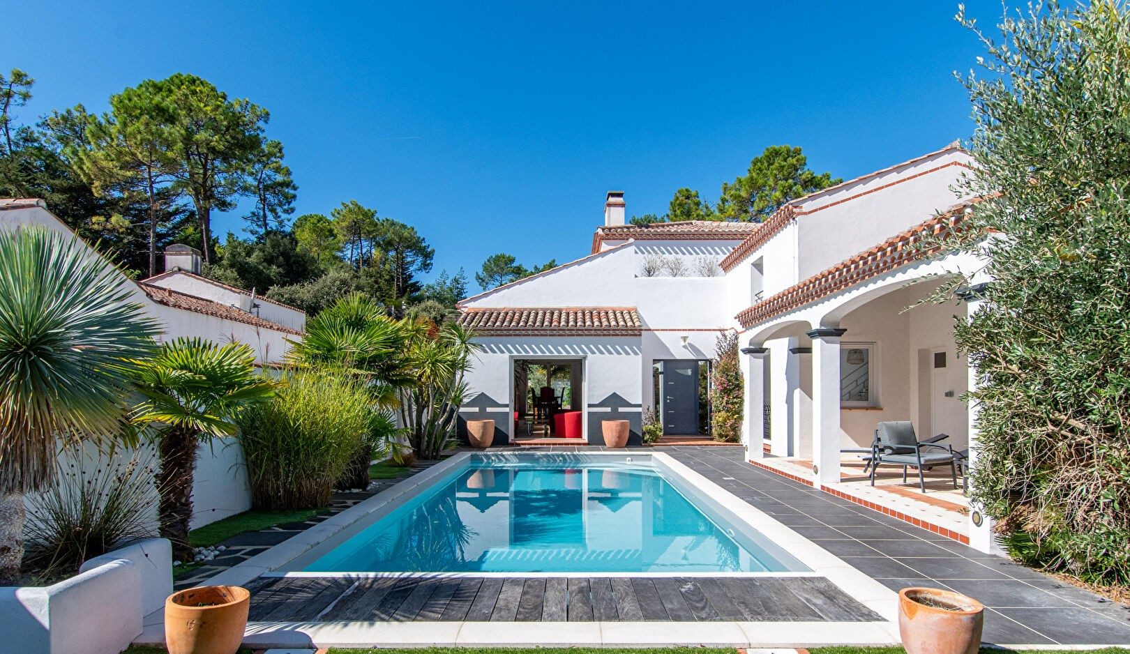 SAINT JEAN DE MONTS Maison de charme 231m2 environ, 5 chambres, piscine, jardin, garage.
