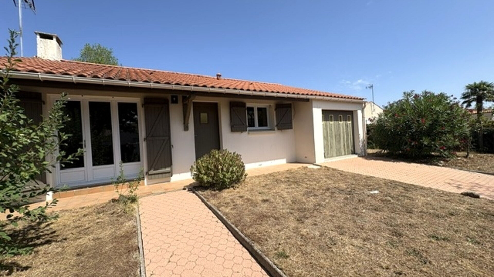 Maison de plain-pied avec jardin, garage et véranda, à 15 km des plages