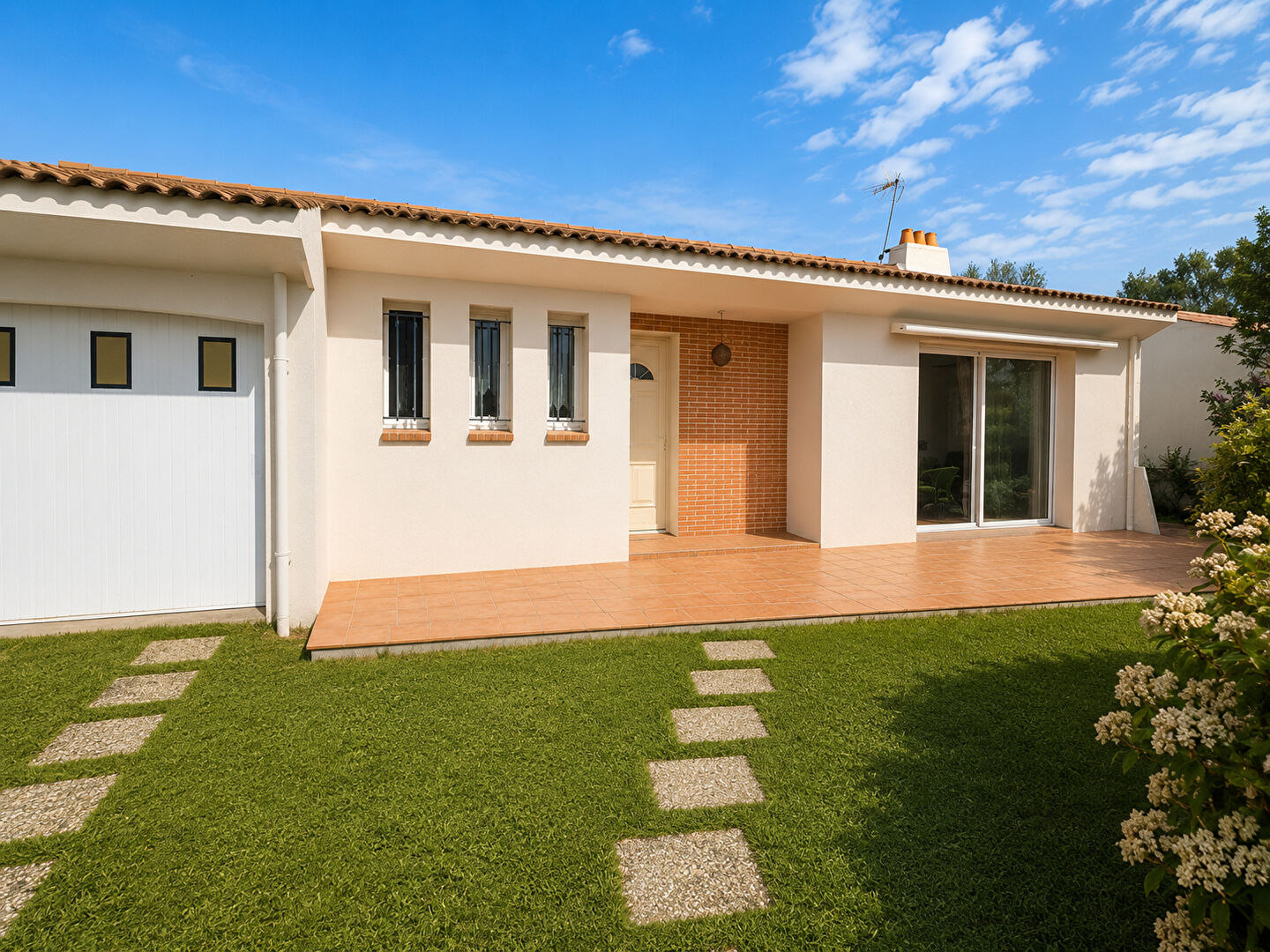 SAINT-HILAIRE-DE-RIEZ Maison 82m² 3 chambres, garage et jardin.