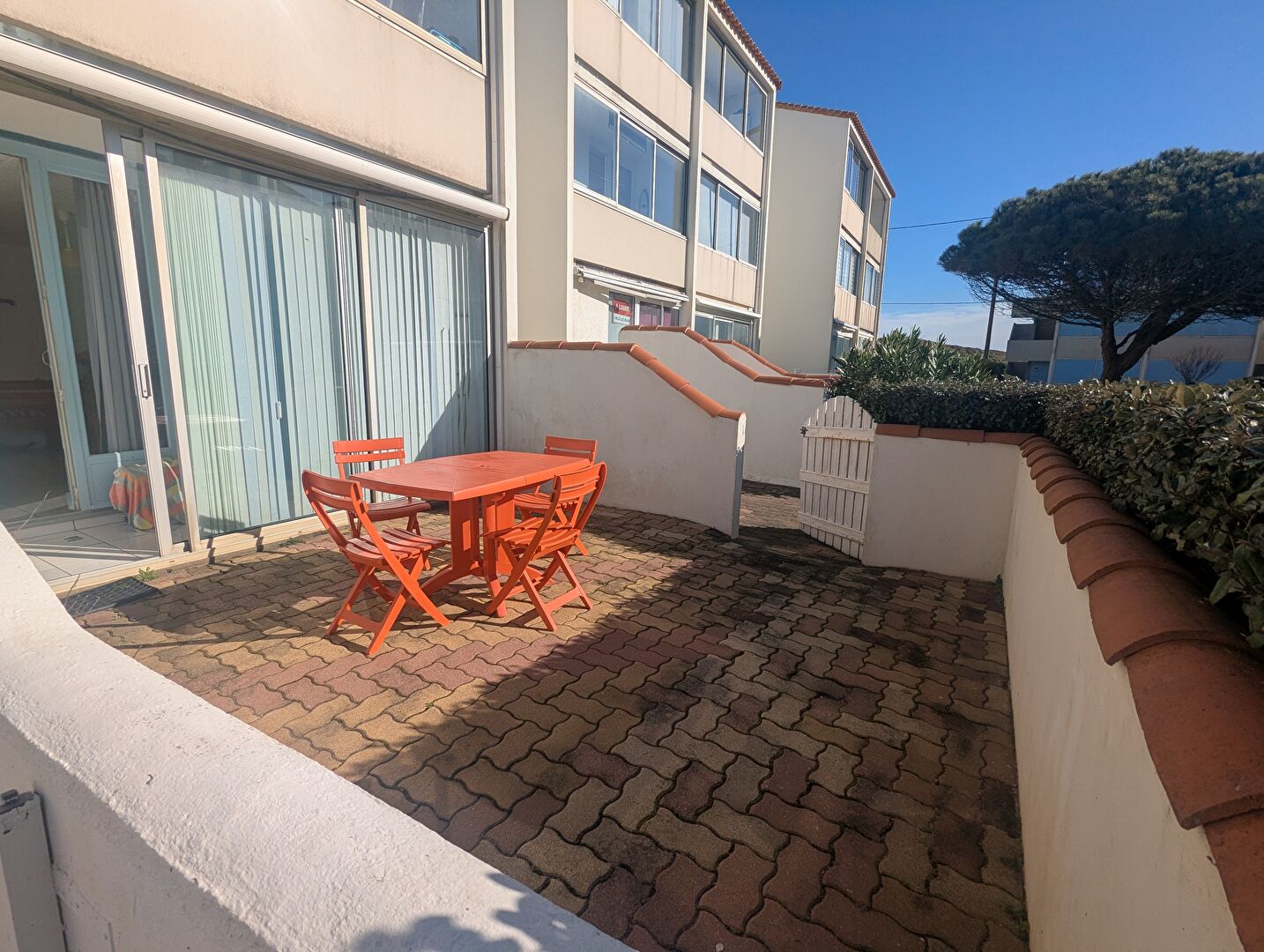 SAINT HILAIRE DE RIEZ grand studio 29.90m², avec terrasse de16m² et place de parking.
